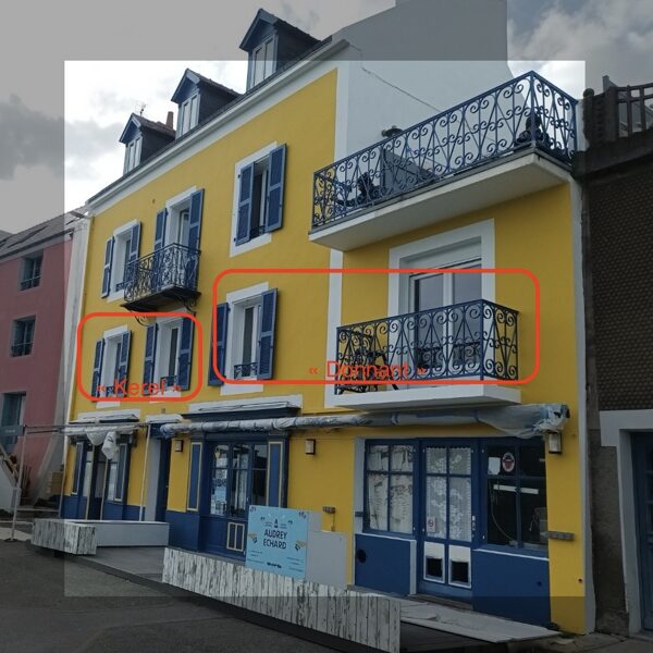 Appartement "Donnant", au 1er étage (balcon et fenêtre de droite)