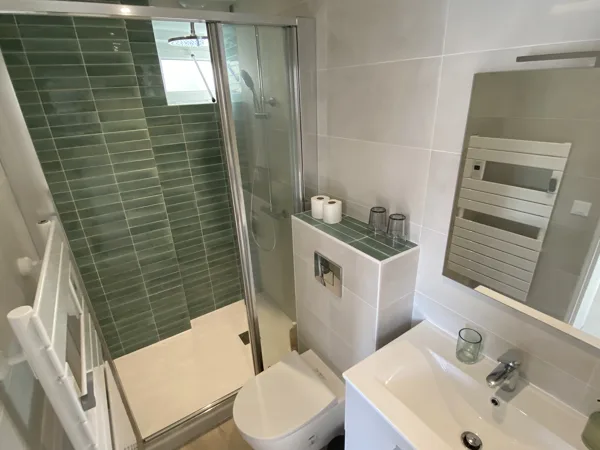 Salle d'eau et toilettes