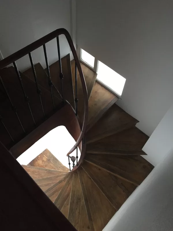 Escalier de l'immeuble menant au 1er étage