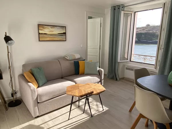 Salon, vue sur le port