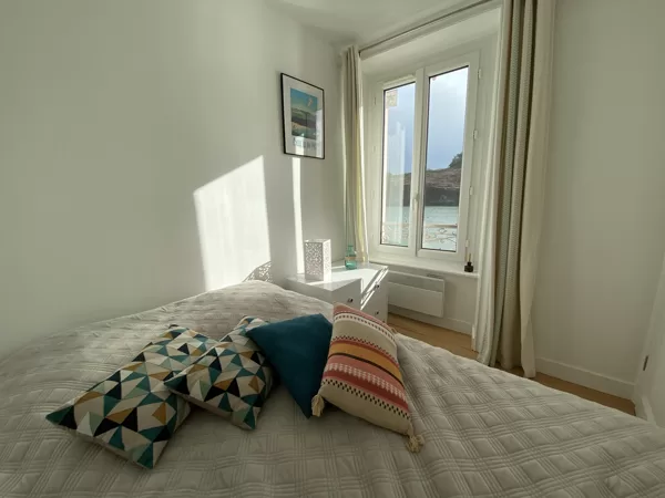 Chambre, vue sur le port