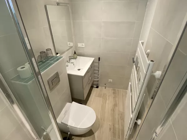 Salle d'eau et toilettes