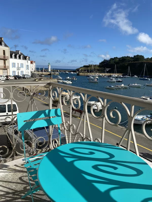 Balcon avec vue sur le port