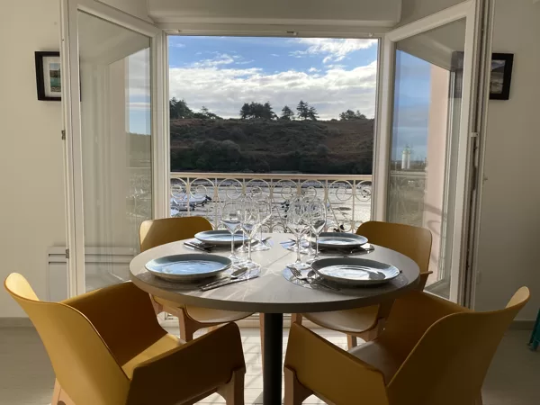 Salle à Manger et sa baie sur le port