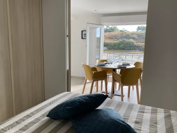 Chambre dont l'overture donne sur la salle à manger et le balcon