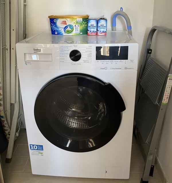 Lave linge séchant (dans le placard de l'entrée)