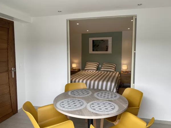 Salle à manger avec la porte à galandage de la chambre ouverte