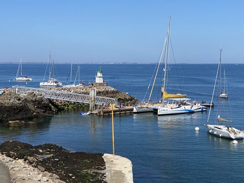 Compagnie ILIENS - Le catamaran accosté à Sauzon